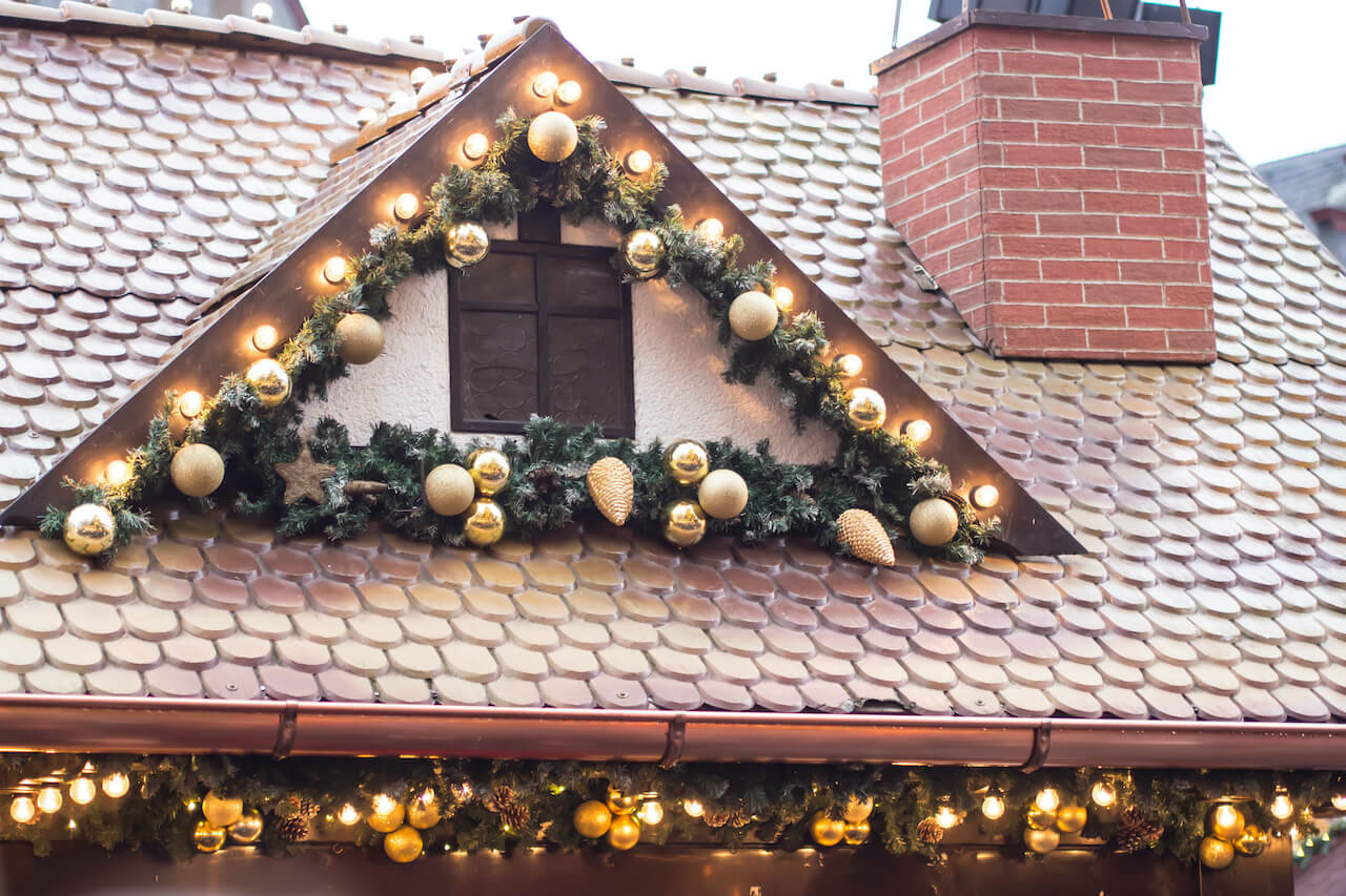 Christmas-lights-on-roof