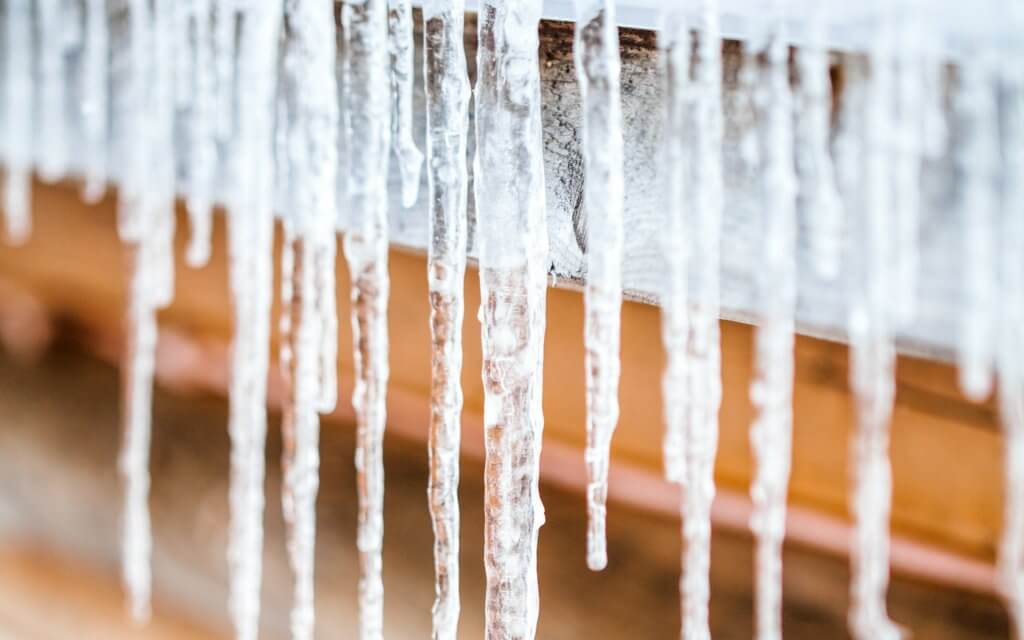 copy-long-icicles-melting-of-a-roof-top-PZH9WJD-scaled